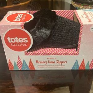 Brand new totes toastiest. Size medium 7-8